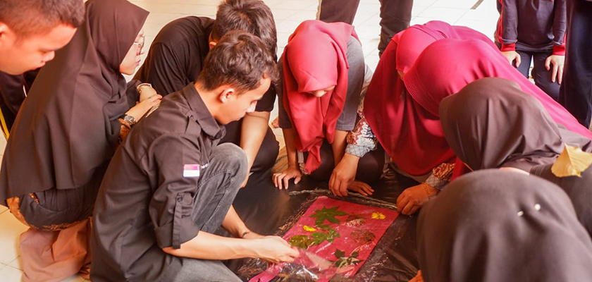 Pelatihan_Ecoprint_oleh_Tim_PKM_PM_Mahasiswa_PCR_untuk_SLB_Negeri_Sri_Mujinab_Eksplorasi_Kreativitas_dengan_Teknik_Pounding_dan_Steam_serta_Teknik_Foto_Produk20240802083746.jpg
